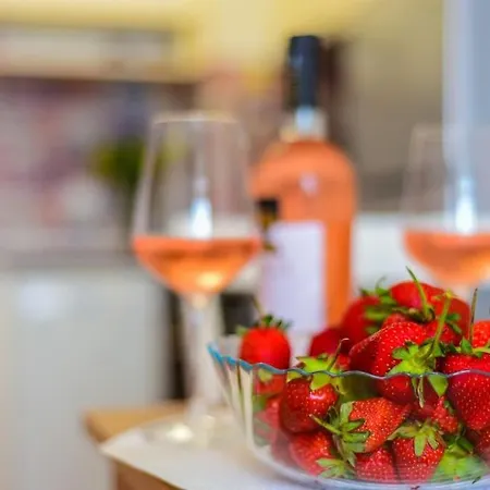 아파트 Charming Sunny Apartment+swimming Pool 산콘스탄틴앤헬레나