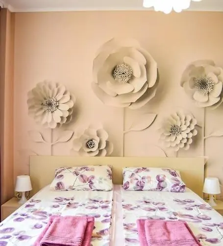 Charming Sunny Apartment+swimming Pool Daire *